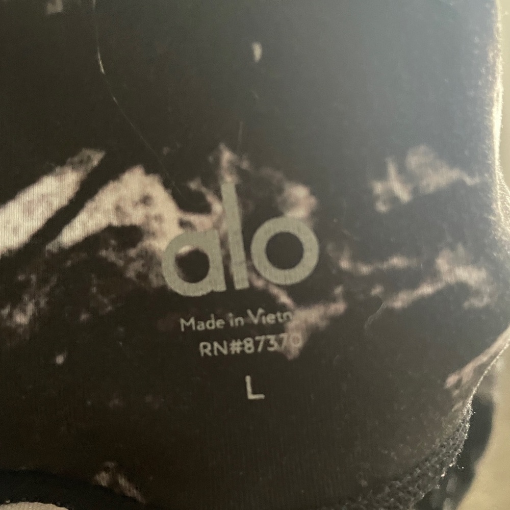 🖤 ALO Yoga Black and White Patterned Leggings 🖤 - Picture 4 of 6